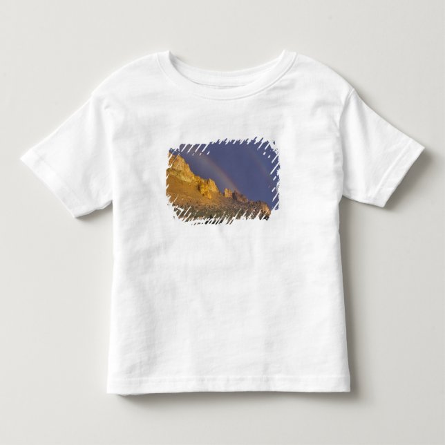 Camiseta De Bebé Arcoíris doble sobre una formación rocosa cerca de (Anverso)