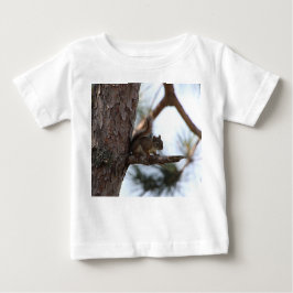 Camiseta De Bebé Ardilla en un árbol de pino