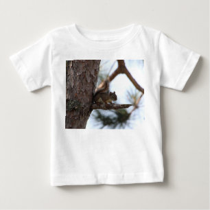 Camiseta De Bebé Ardilla en un árbol de pino