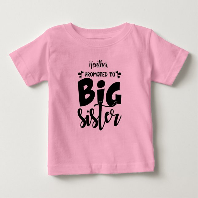 Camiseta De Bebé Ascendido a la hermana mayor. Nombre modificable. (Anverso)