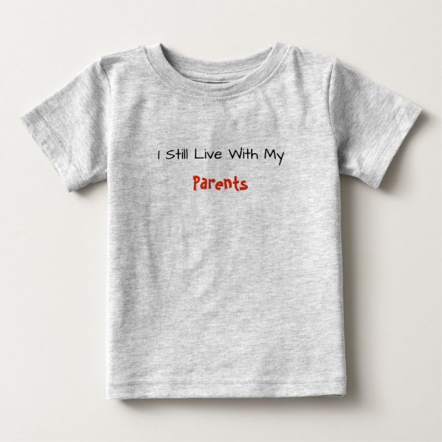 Camiseta De Bebé Baby Tee - Todavía Vivo Con Mis Padres (Anverso)