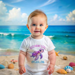 Camiseta De Bebé Bajo el mar, la tortuga rosa chica de cumpleaños p<br><div class="desc">Debajo del mar linda tortuga de mar púrpura rosa fiesta de cumpleaños chica camiseta de cumpleaños camiseta de fotos de cumpleaños,  sip y tortuga de mar chica de cumpleaños fiesta de cumpleaños nombre personalizado camiseta</div>