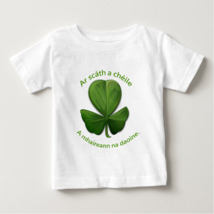 Camiseta De Bebé Bajo el refugio de los demás la gente sobrevive
