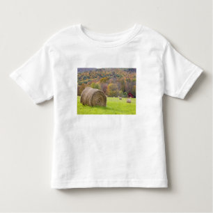 Camiseta De Bebé Balas y follaje de otoño de heno en granja,