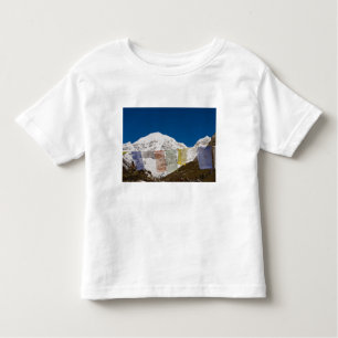 Camiseta De Bebé Banderas de oración y Monte Jhomolhari, Bután.