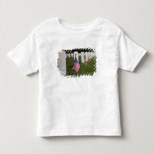 Camiseta De Bebé Banderas estadounidenses en tumbas de veteranos es