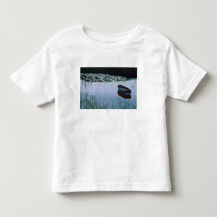 Camiseta De Bebé Barca de remos en un pequeño lago rodeado de agua