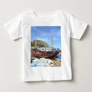Camiseta De Bebé Barco de pesca viejo en la playa