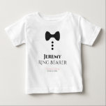 Camiseta De Bebé Bearer de anillo divertido Boda de zapatos negros<br><div class="desc">Estas divertidas camisetas están diseñadas como favores o regalos para los portadores de anillo bodas. La camiseta es blanca y tiene una imagen de una corbata de arco negro y tres botones. En el texto se lee Ring Bearer y se puede introducir su nombre, así como el nombre de la...</div>