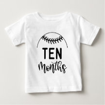 Bebé de béisbol de diez meses hito -