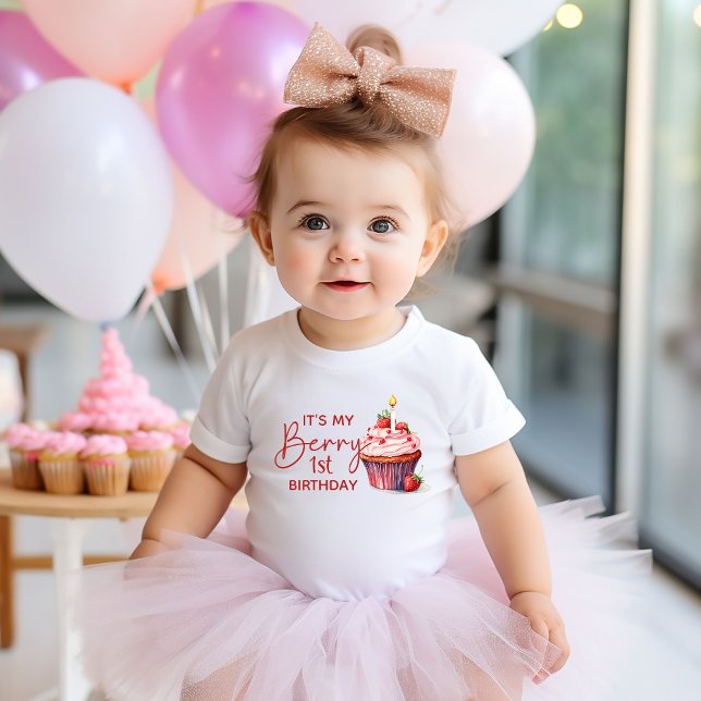 Camiseta De Bebé Berry 1er cumpleaños Pastel de fresa roja rosada ("My Berry 1st Birthday" tshirt)