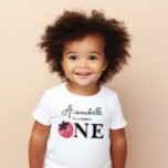 Camiseta De Bebé Berry Sweet Birthday Guest of Honor<br><div class="desc">Este dulce diseño incluye fresa madura fresca y adorables tipos de letra! Vea toda la colección para ver más elementos coincidentes.</div>