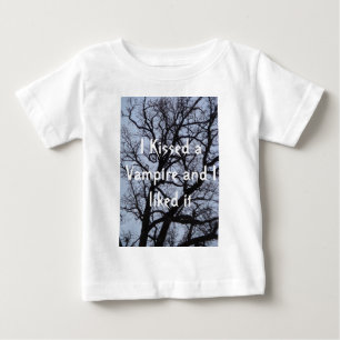 Camiseta De Bebé Besé un vampiro y me gustó