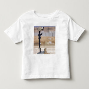 Camiseta De Bebé Botas, rifle, placas de identificación, y casco