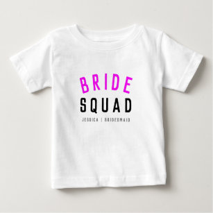 Camiseta De Bebé Bride Squad   Bachelorritas de color rosa caliente