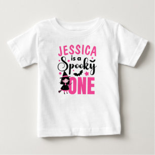Camiseta De Bebé Bruja Adorable Negra y Rosa Nombre Espeluznante de