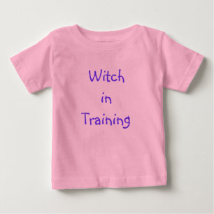 Camiseta De Bebé Bruja del bebé en el entrenamiento