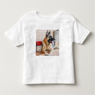 Camiseta De Bebé Caballo alemán descansando por cuenca acuática