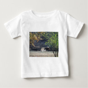 Camiseta De Bebé Caballo marrón caminando a través de la cerca