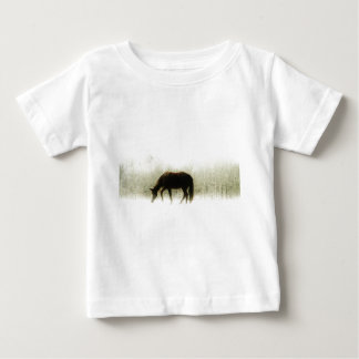 Camiseta De Bebé Caballo marrón chocolate en la niebla
