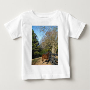 Camiseta De Bebé Caballo marrón contra una valla