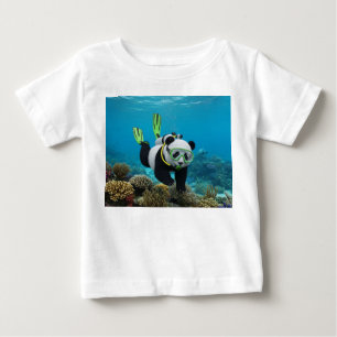Camiseta De Bebé Cachorro de panda nadando bajo arrecife submarino