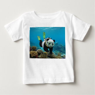 Camiseta De Bebé Cachorro de panda nadando bajo arrecife submarino