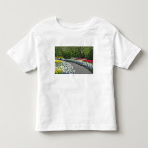 Camiseta De Bebé Camino de acera a través de tulipanes y narcisos,