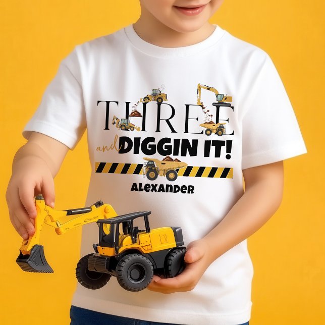 Camiseta De Bebé Camión de basurero de construcción trivial bebé cu (Cute THREE and Diggin It dump trucks digger loader construction theme toddler boy 3rd birthday shirt)