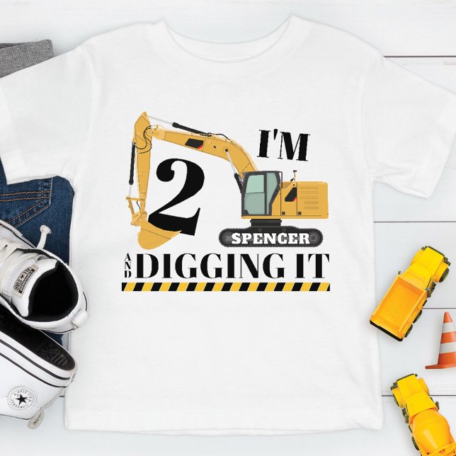 Camiseta De Bebé Camión de excavador de construcción de cutas Fiest (2 and Digging It Funny kids 2nd toddler boy birthday party construction building site white t-shirt)