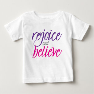 Camiseta De Bebé Camiseta: Regocíjate y Cree (blanco)