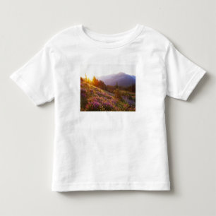 Camiseta De Bebé Campo de lupino y montañas Olímpicas en