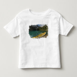 Camiseta De Bebé Canoa aparcada en un muelle a lo largo del lago Mo