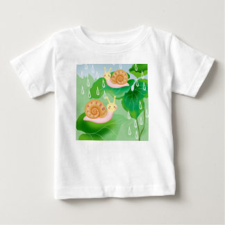 Camiseta De Bebé caracoles en hojas en el jardín