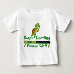 Camiseta De Bebé Cargando Diaper Por Favor Espere. Regalo gracioso