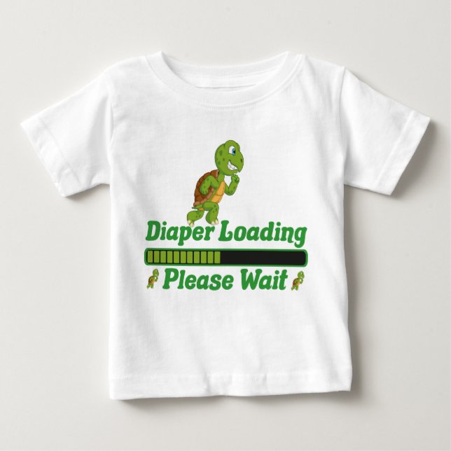 Camiseta De Bebé Cargando Diaper Por Favor Espere. Regalo gracioso  (Anverso)