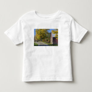 Camiseta De Bebé Carretera junto a un clásico granero rural / granj