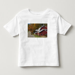 Camiseta De Bebé Carretera junto a un clásico granero rural / granj