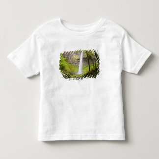 Camiseta De Bebé Cascada borrosa alrededor del verdor enorme en
