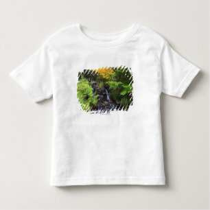 Camiseta De Bebé Cascada borrosa de la roca, árboles verdes y