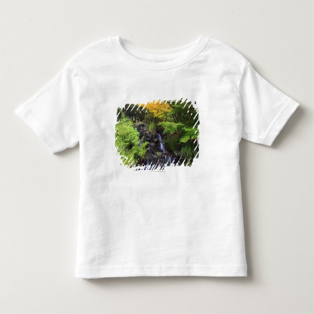 Camiseta De Bebé Cascada borrosa de la roca, árboles verdes y (Anverso)