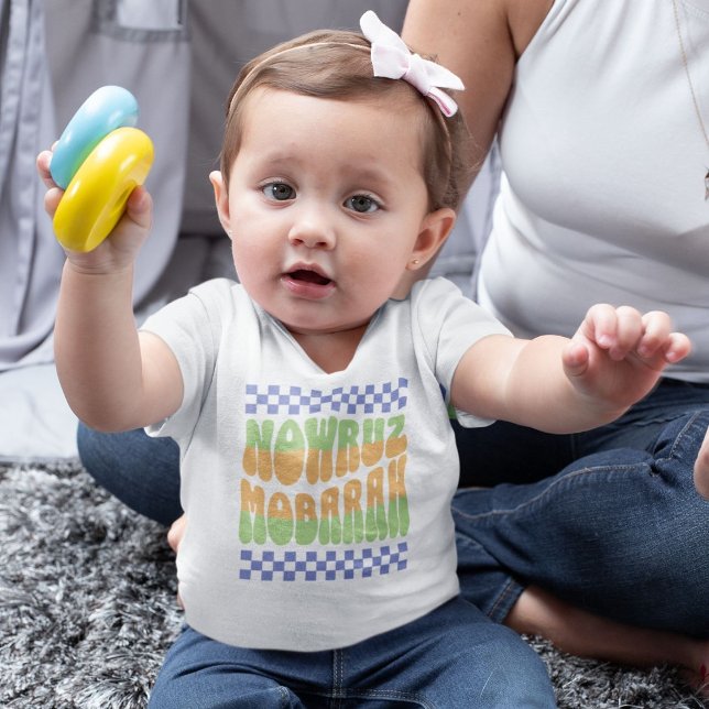 Camiseta De Bebé Celebrar Nowruz | Feliz Año Nuevo iraní (Celebrate Nowruz | Happy Iranian New Year Baby T-Shirt)