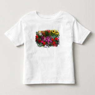 Camiseta De Bebé Cerca de estacas amarillas con jardín de flores en
