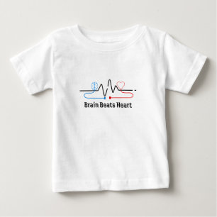 Camiseta De Bebé Cerebro sobre corazón bebé 