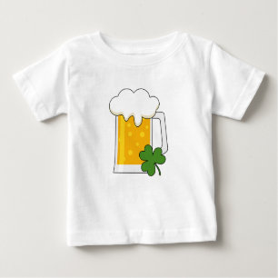 Camiseta De Bebé Cerveza irlandesa Mug con Shamrock Clover