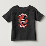 Camiseta De Bebé Chibi Harley Quinn Splits<br><div class="desc">Echa un vistazo a Chibi Harley Quinn mientras hace las divisiones delante de un fondo de diamante de polka rojo con su nombre escrito a su alrededor.</div>
