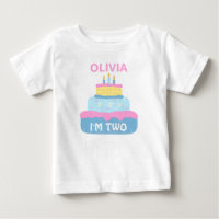 Chica de cumpleaños con capas cutas de 2 años de e