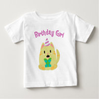 Chica de cumpleaños de un gato amarillo dulce