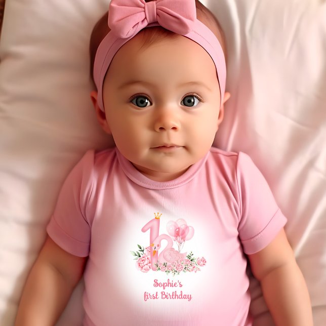 Camiseta De Bebé Chica del nombre de la flor blanca rosa del cisne (Swan Pink White Floral Name Girl 1st Birthday Baby T-Shirt)