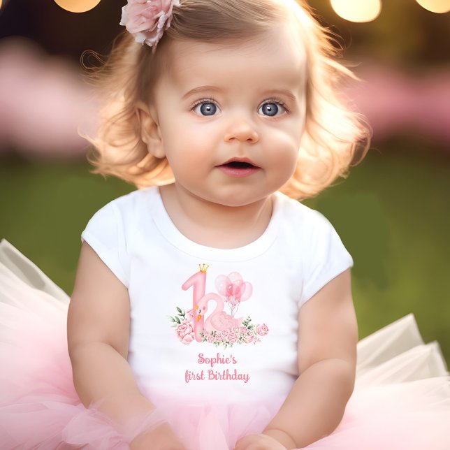 Camiseta De Bebé Chica del nombre floral blanda y rosa del cisne 1  (Swan Pink White Soft Floral Name Girl 1st Birthday Baby T-Shirt)